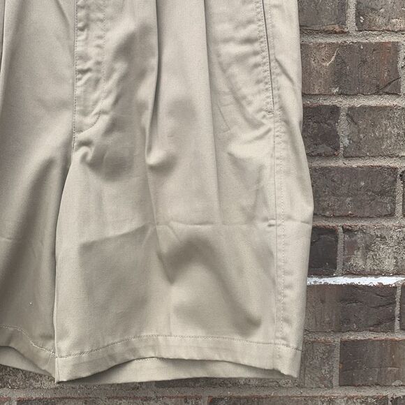 Take 50% OFF- Dockers Men's Pleated Tan Khaki No Wrinkle Shorts, Size-38W - Picture 3 of 8